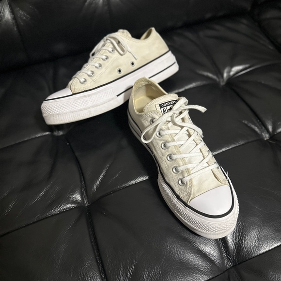 Converse Women’s Chuck Taylor All Star Lift Low Tops in White/Off White/Black - Picture 13 of 15